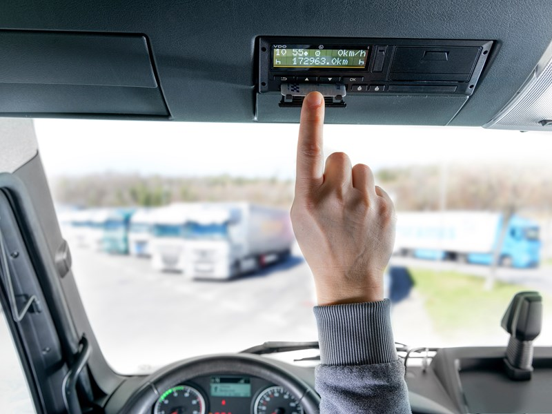 Порівняння VDO, Stoneridge та Actia у 2025. Як обрати смарт-тахограф під ваш автопарк: сценарії, інтеграції, TCO, коди помилок і навчання. | TAVIDO