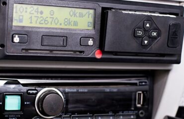 Top-5 typovykh pomylok pry vstanovlenni smart-takhohrafiv Vehicle dashboard with a digital display showing time 10:24, speed 0 km/h, and odometer reading 172,670.8 km, plus control buttons nearby.