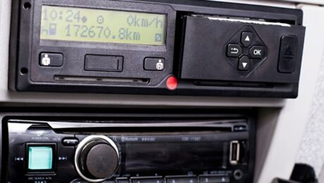 Top-5 typovykh pomylok pry vstanovlenni smart-takhohrafiv Vehicle dashboard with a digital display showing time 10:24, speed 0 km/h, and odometer reading 172,670.8 km, plus control buttons nearby.