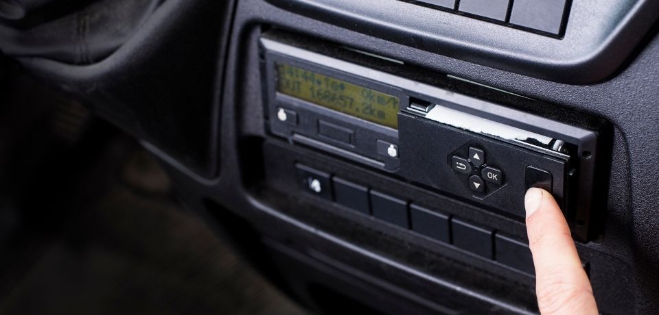 Yak tsyfrovi takhohrafy ta spidometry zabezpechuyut tochnist danykh dlya kontrolyu rezhymu pratsi vodiya Close-up of a hand pressing the OK button on a car stereo control panel.