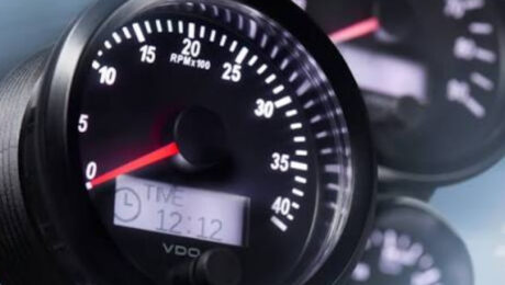 Chomu varto obyraty oryhinalne obladnannya VDO ta Lontex poyasnennya ekspertiv Tavido Close-up of a car tachometer with a red needle near 0 RPM and a digital clock reading 12:12 on the display likely from the dashboard.