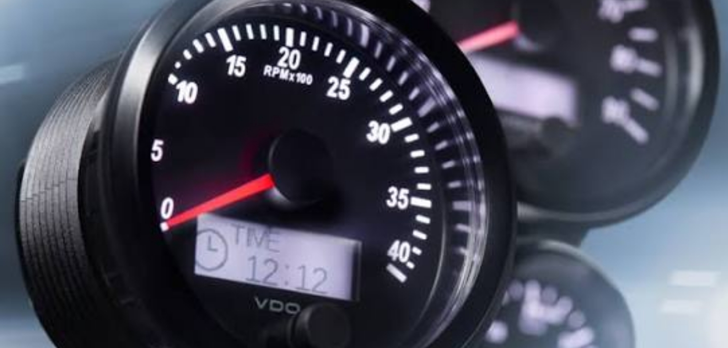 Chomu varto obyraty oryhinalne obladnannya VDO ta Lontex poyasnennya ekspertiv Tavido Close-up of a car tachometer with a red needle near 0 RPM and a digital clock reading 12:12 on the display likely from the dashboard.