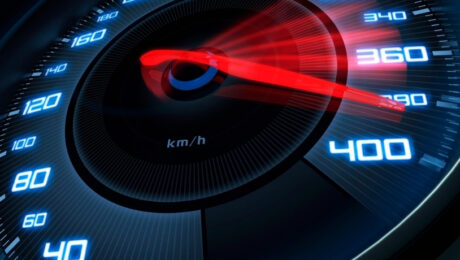 Ohlyad tsyfrovykh spidometriv dlya vantazhivok u 2026 rotsi Close-up of a car speedometer showing a red needle near 400 km/h in a blue-lit dial, emphasizing high speed.