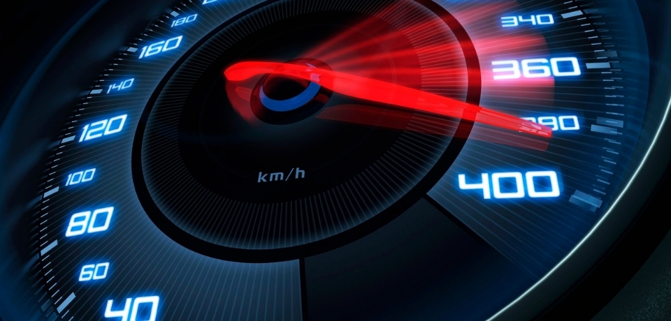 Ohlyad tsyfrovykh spidometriv dlya vantazhivok u 2026 rotsi Close-up of a car speedometer showing a red needle near 400 km/h in a blue-lit dial, emphasizing high speed.