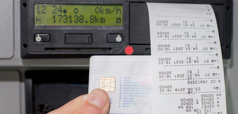 Rol takhohrafiv u dotrymanni norm YeS shcho potribno znaty u 2026 rotsi Close-up of a hand inserting a credit card into a card reader with a receipt printing on the right side of a dashboard device.